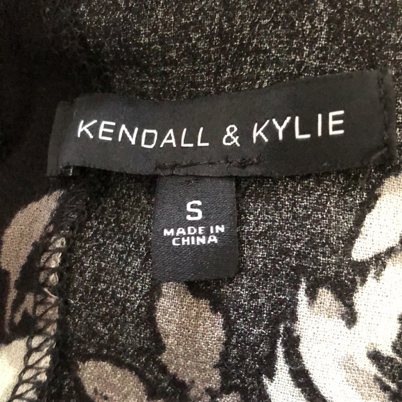 Kendall & Kylie Floral V Neck Choker Blouse in Size Small - Picture 8 of 10